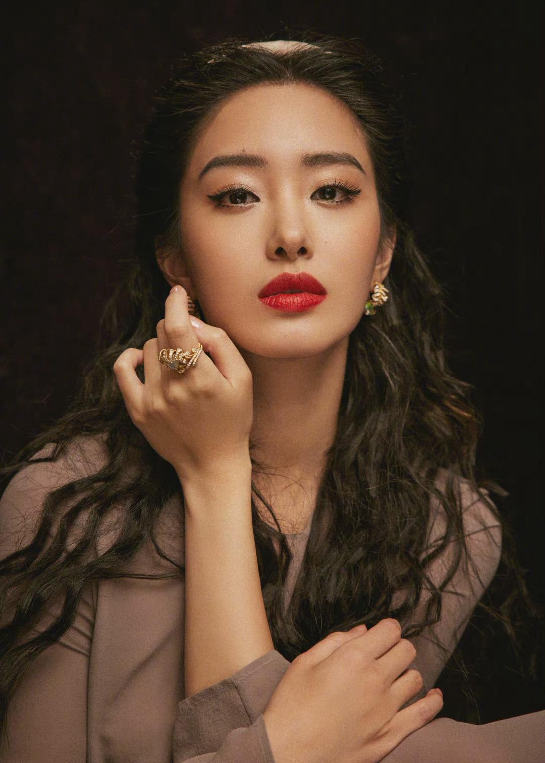 身着浅灰褐色连衣裙细腰带勾勒出腰肢