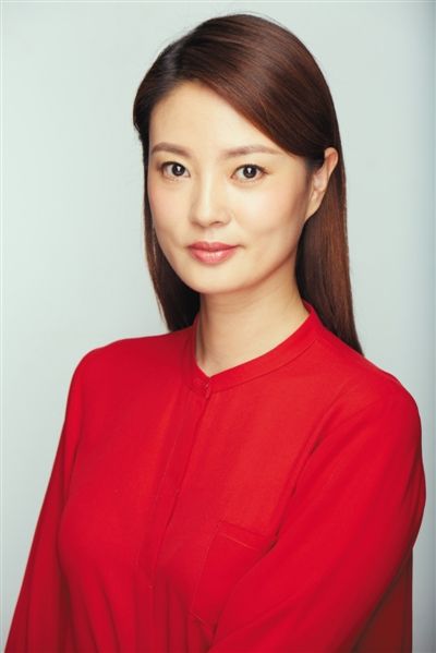 央视美女主持人刘芳菲罕晒近况,下田摘菜接地气,穿紧身衣显丰腴