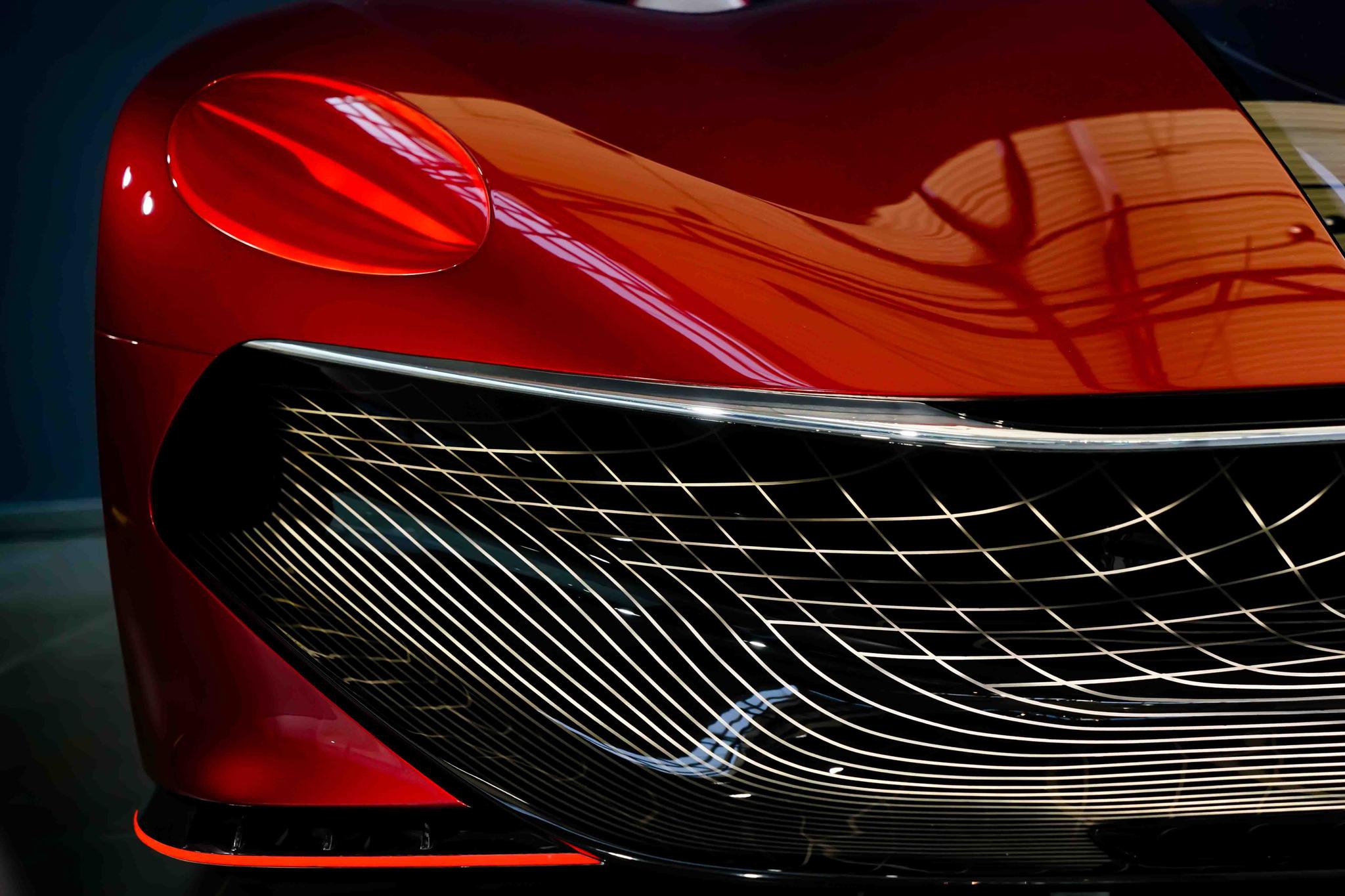 或型面细节出现,一体感强,搭配大灯的动态交互和格栅上的参数化纹理