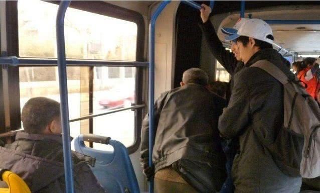 男孩因没给老人让座就被丢书包,老人做法引争议:为老不尊休闲区蓝鸢梦想 - Www.slyday.coM 男孩因没给老人让座就被丢书包,老人做法引争议:为老不尊休闲区蓝鸢梦想 - Www.slyday.coM