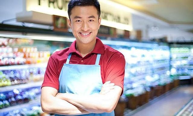 超市老板的两张脸让人作呕网友怪不得没人来