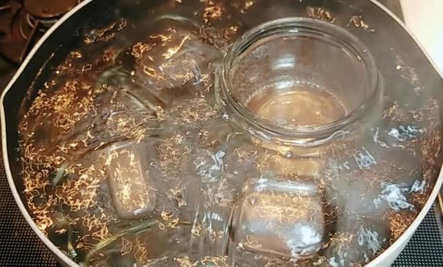 7,【补充下瓶子的煮沸消毒】在锅里放入足以盖住瓶子的水,用火加热