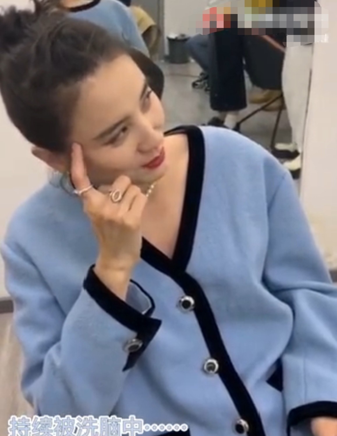 40岁宋佳晒近况,v领外套锁骨吸睛,放声大笑却露双下巴?