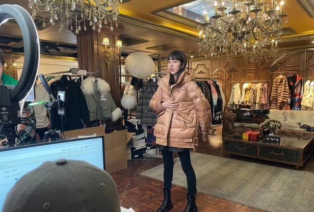 才有那么多粉丝在不断支持亨帝诗,目前亨帝诗客户复购率位居皮草行业