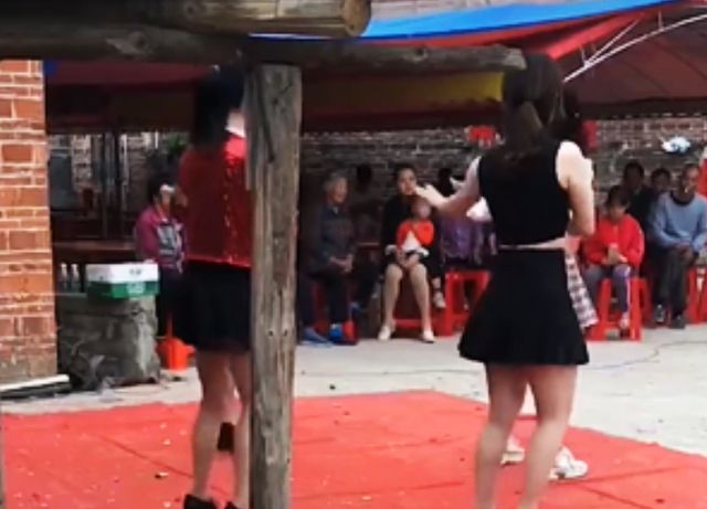 广西:村民办酒席请美女跳舞,台下站一排男人围观,“光棍太多”休闲区蓝鸢梦想 - Www.slyday.coM 广西:村民办酒席请美女跳舞,台下站一排男人围观,“光棍太多”休闲区蓝鸢梦想 - Www.slyday.coM