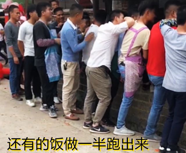 广西:村民办酒席请美女跳舞,台下站一排男人围观,“光棍太多”休闲区蓝鸢梦想 - Www.slyday.coM 广西:村民办酒席请美女跳舞,台下站一排男人围观,“光棍太多”休闲区蓝鸢梦想 - Www.slyday.coM