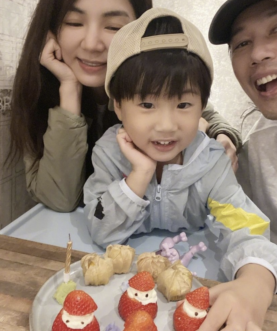 ella晒全家福为儿子庆生,4岁劲宝外貌帅气像爸爸,萌态十足