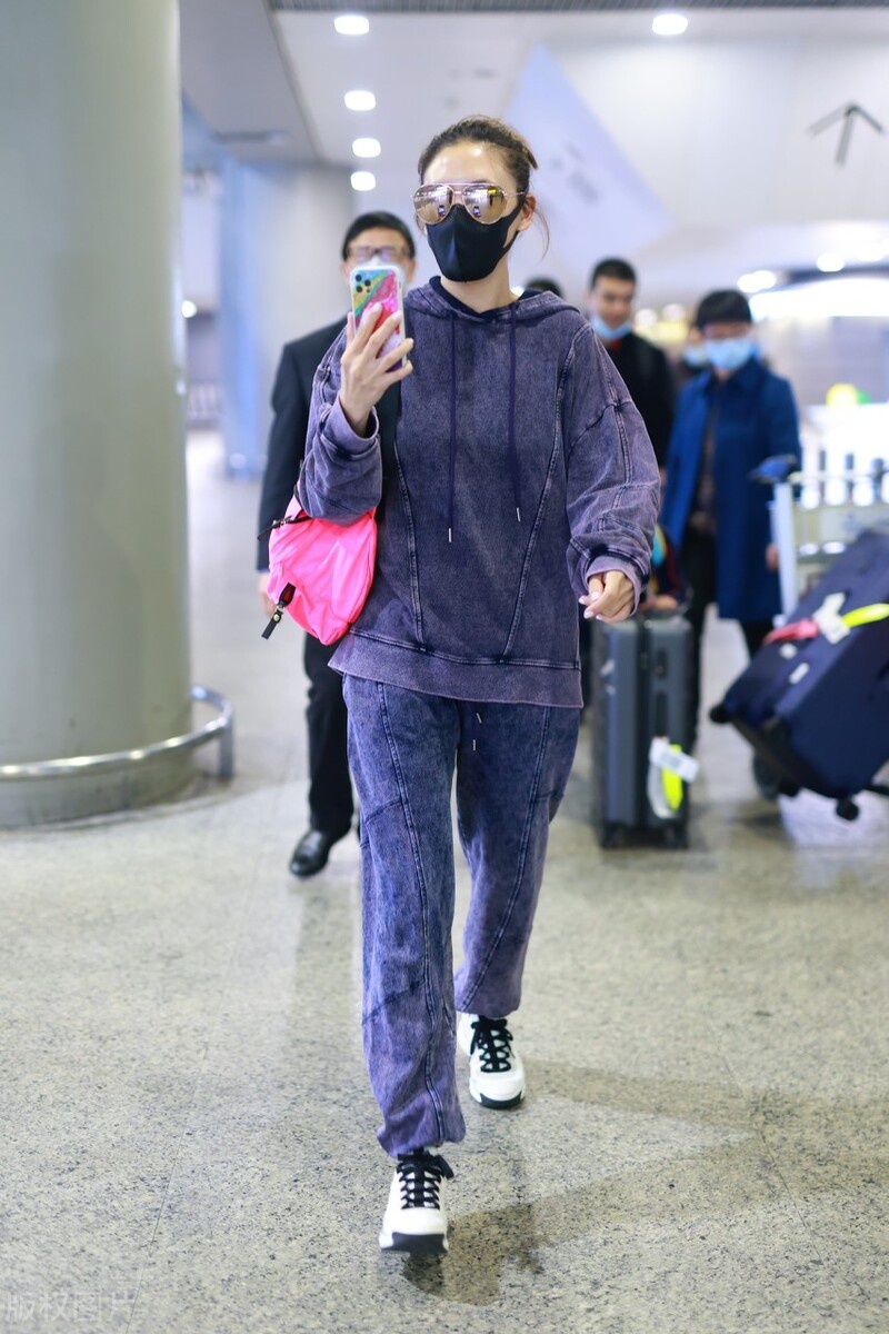 应采儿紫色套装现身更加迷人了