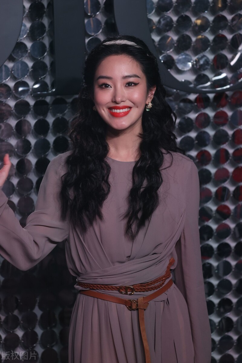 杨采钰参加活动照她的样子很美