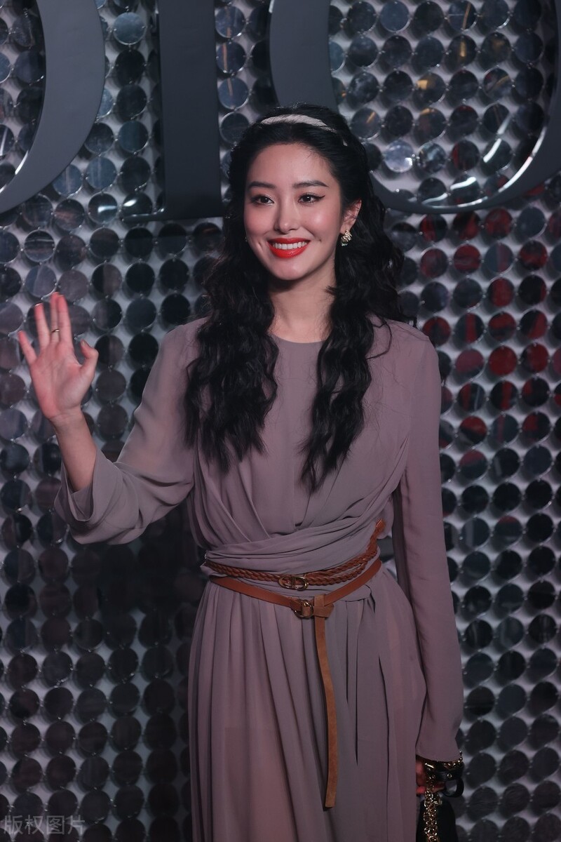 杨采钰参加活动照她的样子很美