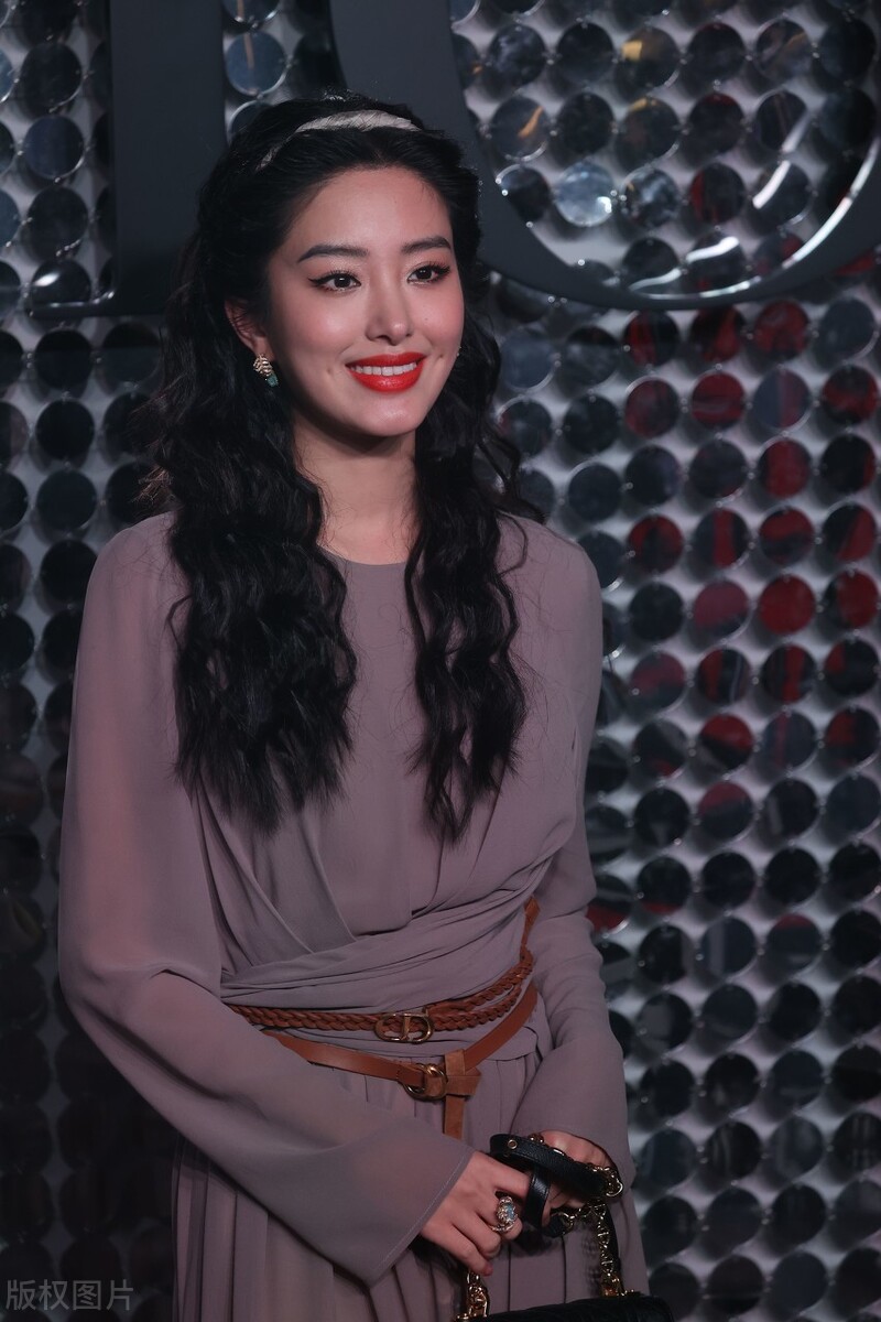 杨采钰参加活动照她的样子很美