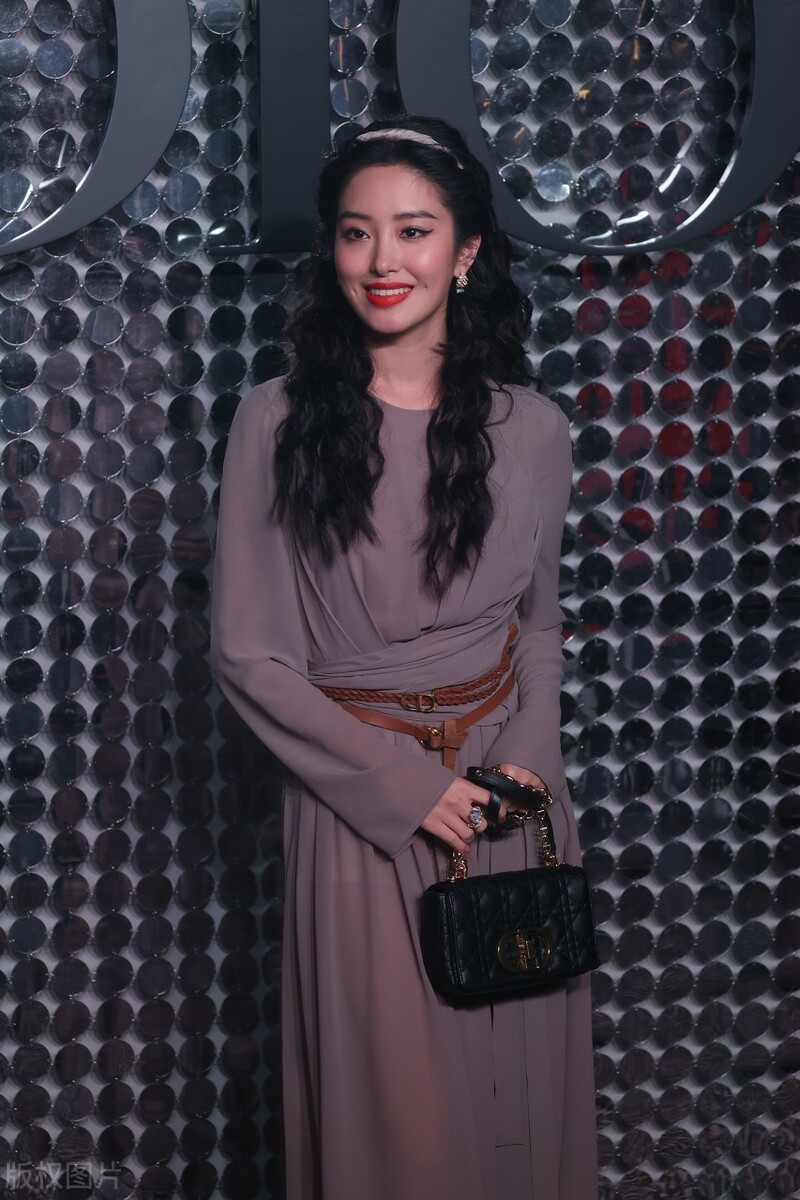 杨采钰参加活动照她的样子很美