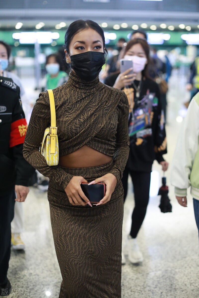 吉克隽逸现身照一出现就成焦点