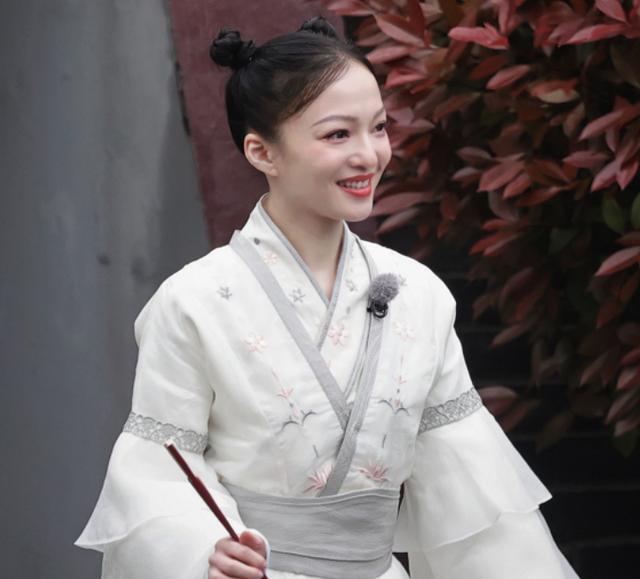 张韶涵飞行奔跑吧9与小16岁蔡徐坤组cp两人状态差看呆了