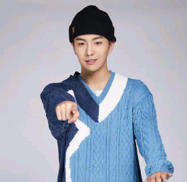 秦牛正威吴岱林恋情曝光两人亲密互动男方是音乐人