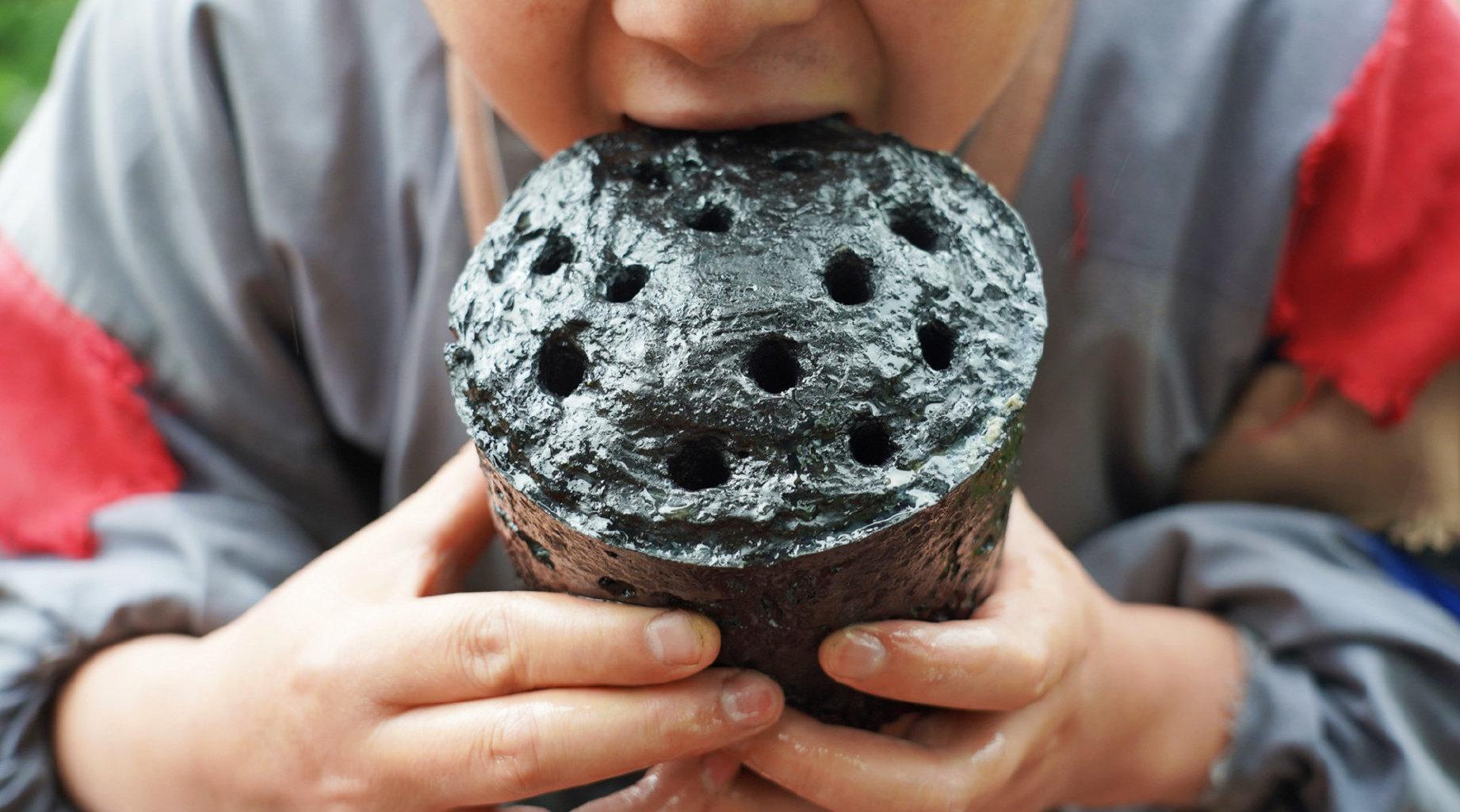 前几天在网上看到居然有人在吃"蜂窝煤"