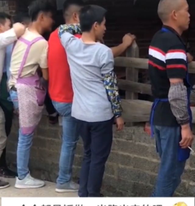 广西:村民办酒席请美女跳舞,台下站一排男人围观,“光棍太多”休闲区蓝鸢梦想 - Www.slyday.coM 广西:村民办酒席请美女跳舞,台下站一排男人围观,“光棍太多”休闲区蓝鸢梦想 - Www.slyday.coM