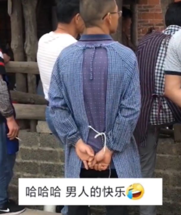 广西:村民办酒席请美女跳舞,台下站一排男人围观,“光棍太多”休闲区蓝鸢梦想 - Www.slyday.coM 广西:村民办酒席请美女跳舞,台下站一排男人围观,“光棍太多”休闲区蓝鸢梦想 - Www.slyday.coM