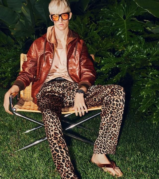 tom ford 发掘的新人男模,铂金发色超抢眼,身高一米八九很帅