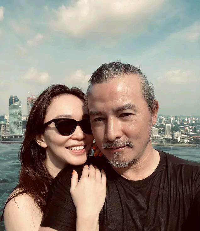 50岁小龙女范文芳晒护肤照皮肤嫩出水与老公像两代人