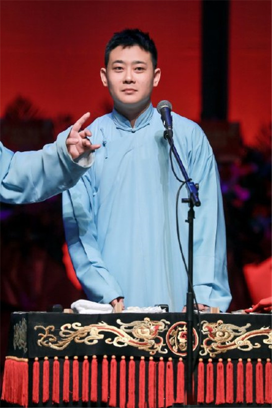 栾云平晒封箱照,喜感画风治愈不开心,背景板郎鹤炎实力抢镜