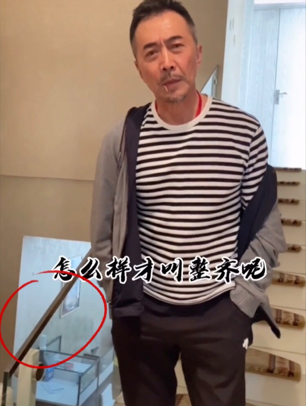 60岁老戏骨郑晓宁老太多家里双层楼梯装修奢华一件外套1万多