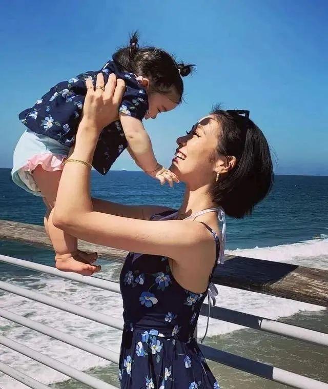 日本辣妈抱娃秀身材,这样的老婆,谁不想要?