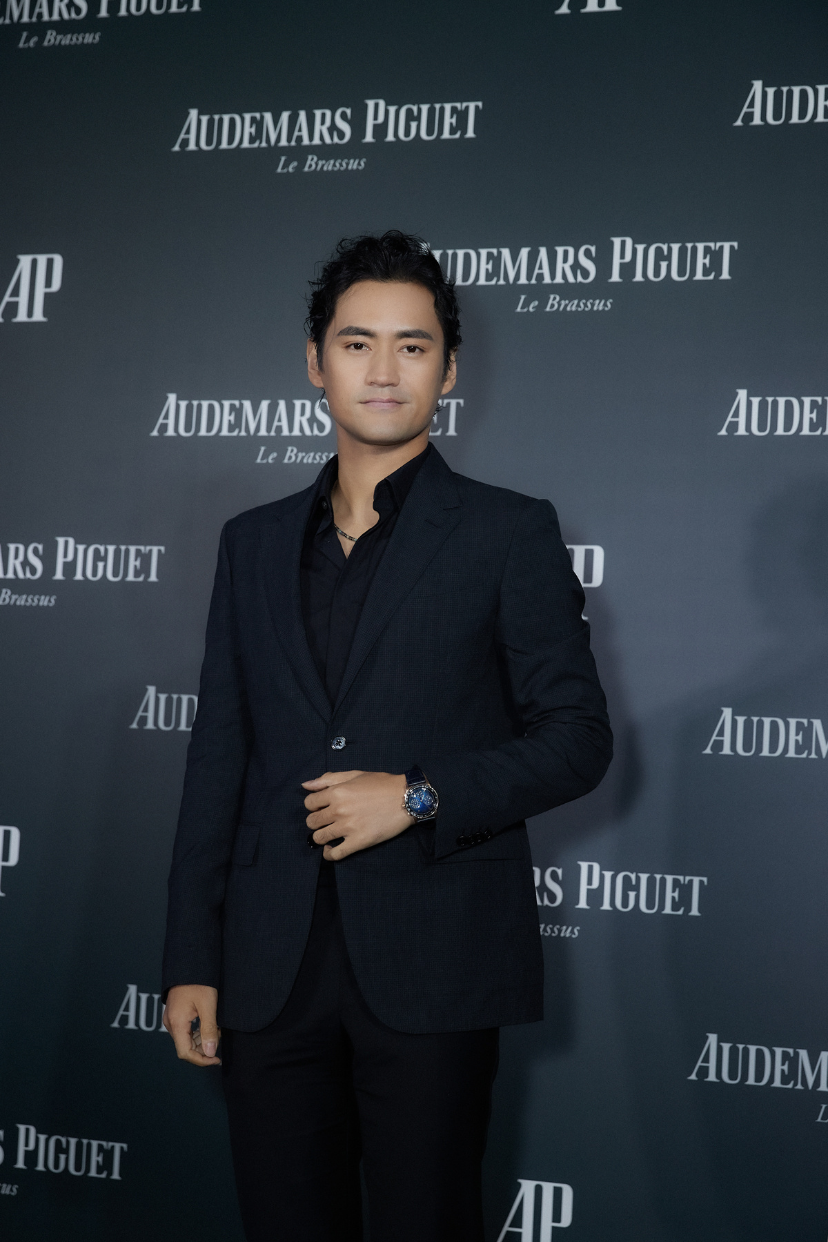 袁弘黑色西装搭配帅气卷发造型酷感时髦