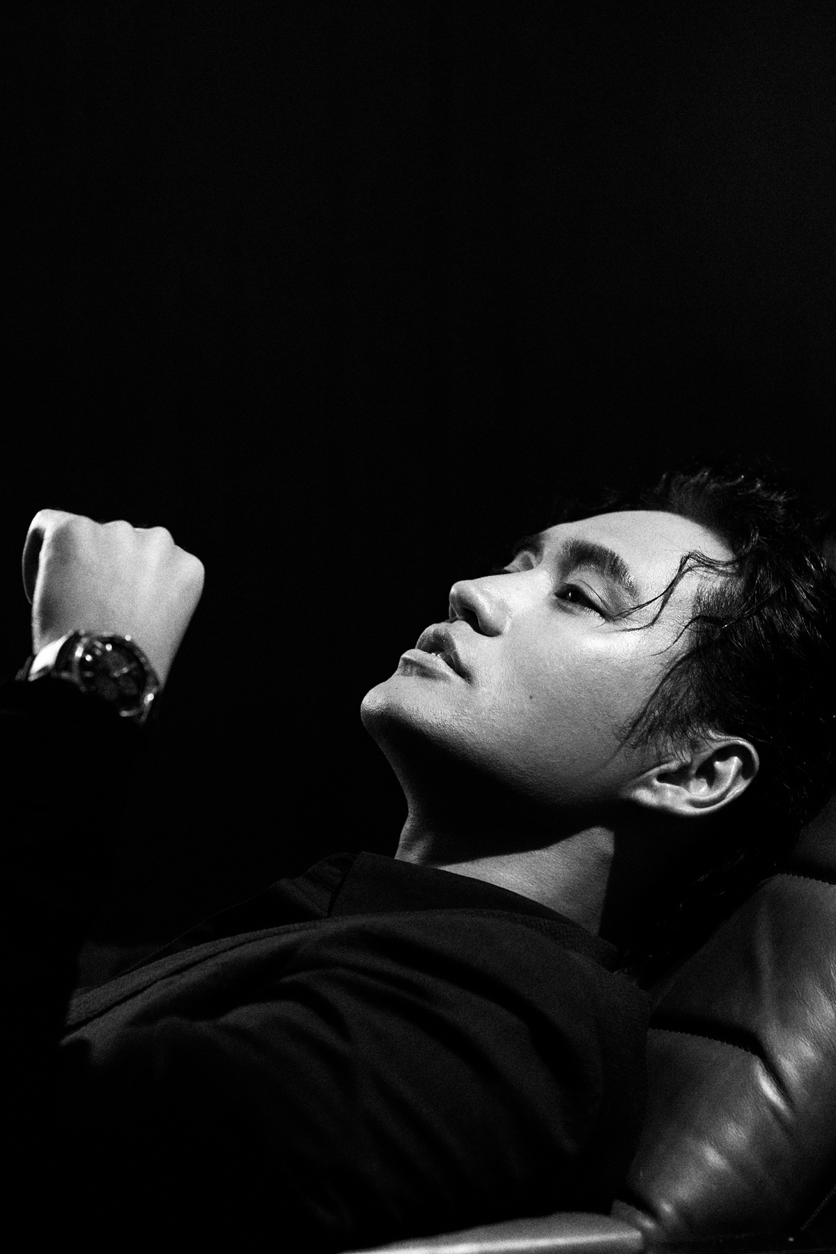 袁弘黑色西装搭配帅气卷发造型酷感时髦