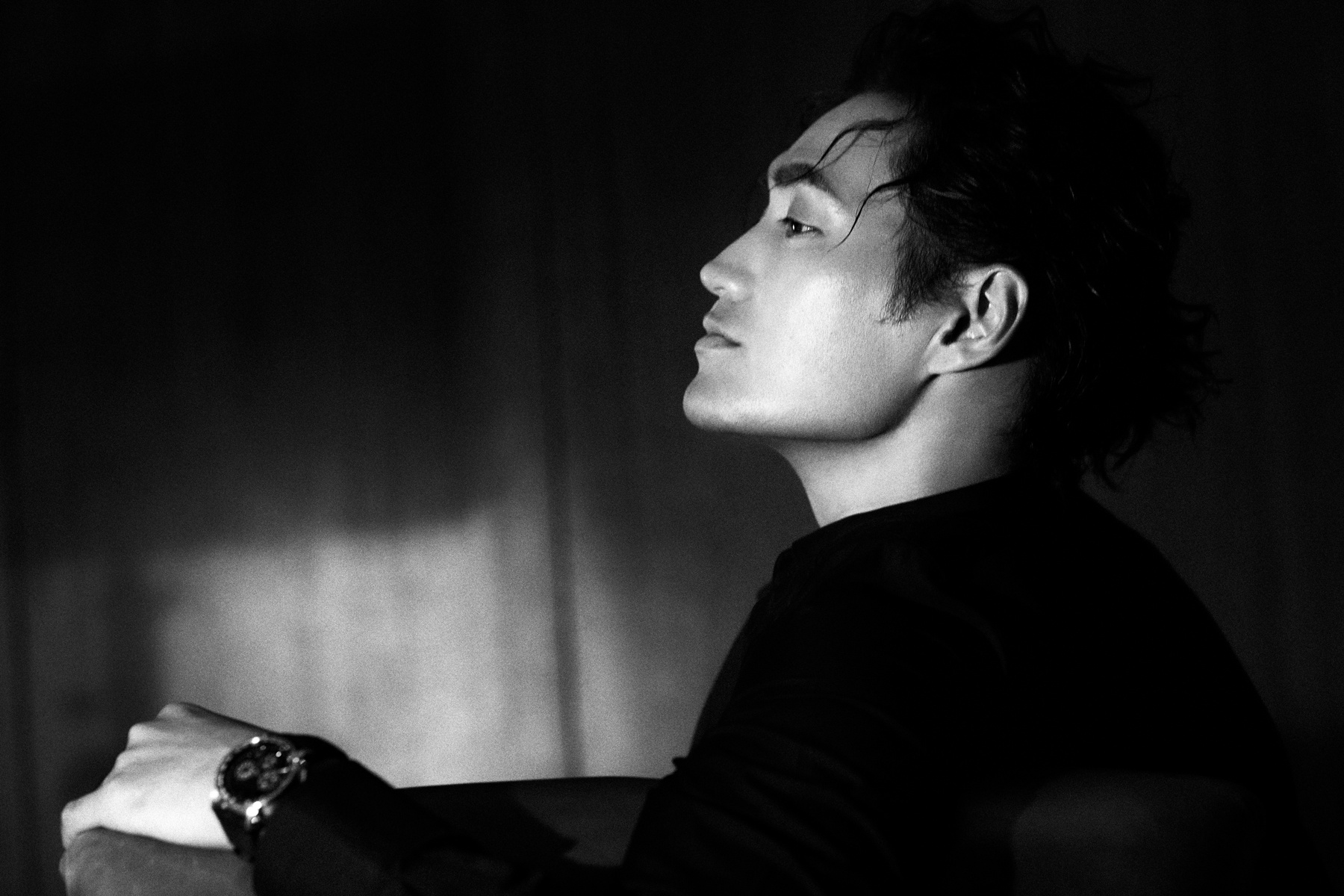 袁弘黑色西装搭配帅气卷发造型酷感时髦