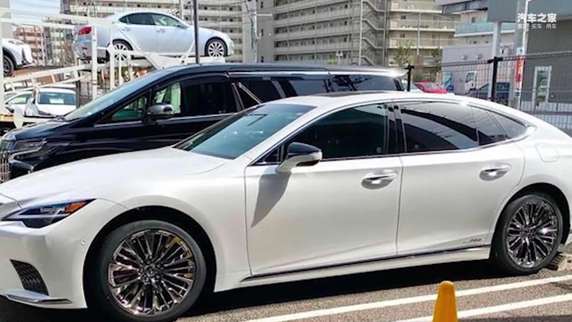 雷克萨斯新款ls实车街拍!搭3.5l引擎内饰更豪华