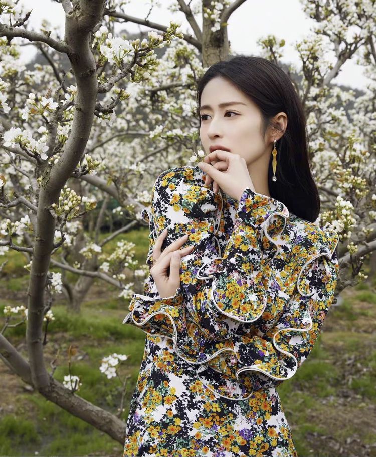 颖儿新剧中碎花裙霸屏,系列裙装超温柔,这才是春装正确打开方式
