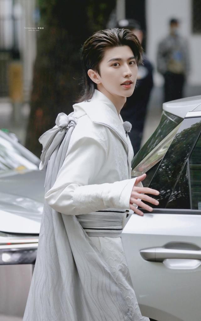 蔡徐坤新古装剧图流出,模仿郑少秋版楚留香,哪个女星敢跟他搭戏