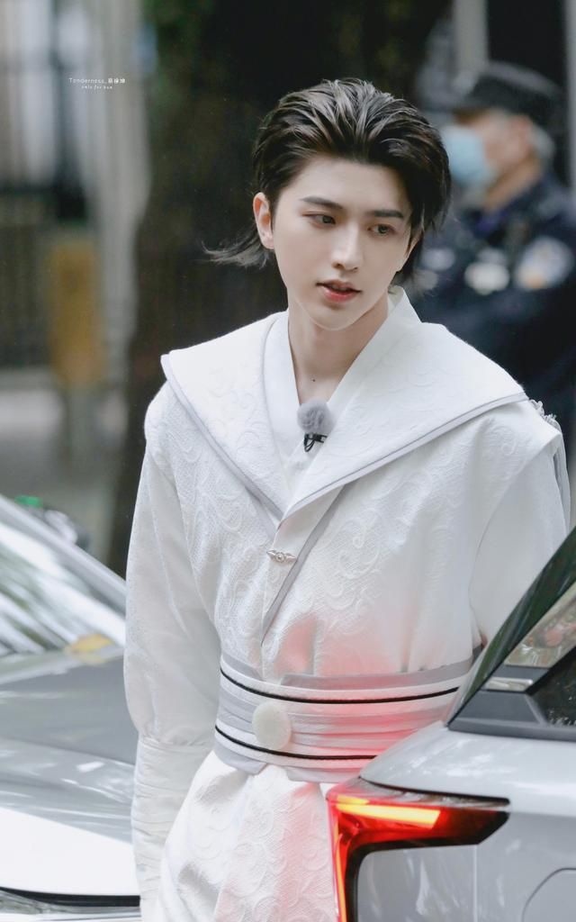 蔡徐坤新古装剧图流出,模仿郑少秋版楚留香,哪个女星敢跟他搭戏