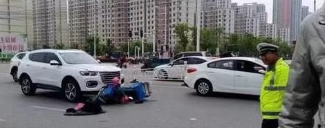 两次暴击?外卖小哥车祸后遭救护车再次碾压,现场发出骨头断裂声休闲区蓝鸢梦想 - Www.slyday.coM