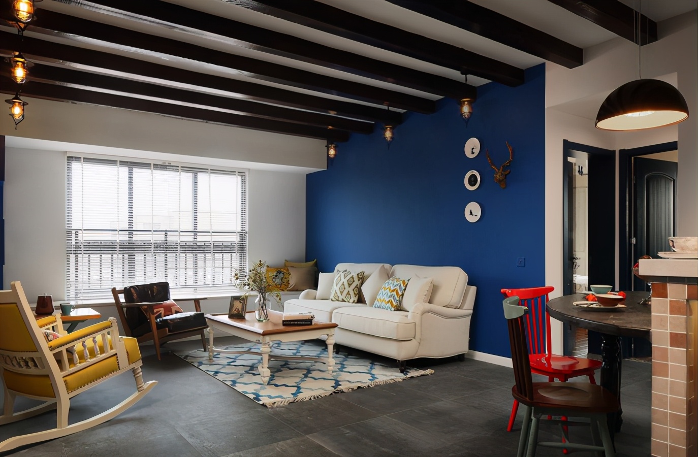 在家工作的装修风格水泥墙面打造工业感