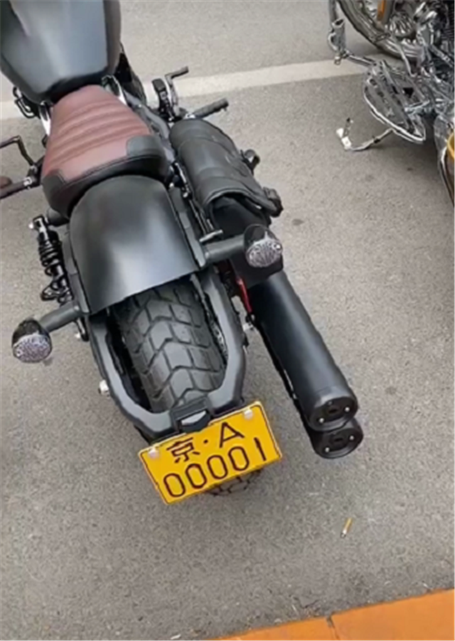 挂京a牌的印第安摩托车车价6位数车牌00001值不少钱