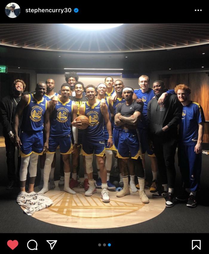勇士全队合影庆祝库里抱球c位出镜拿17818字样照致敬张伯伦
