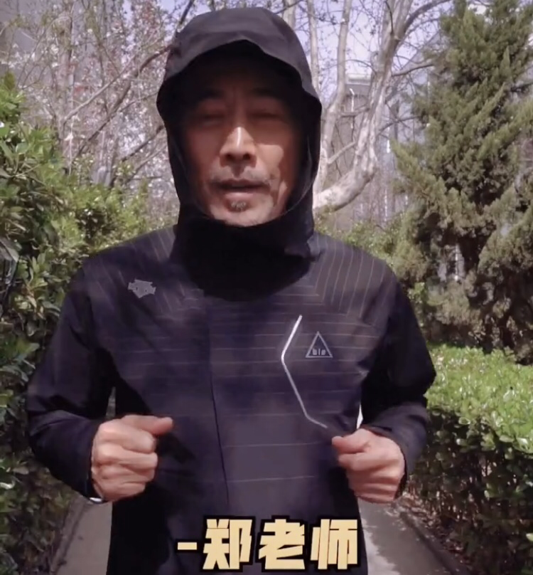 60岁老戏骨郑晓宁老太多家里双层楼梯装修奢华一件外套1万多