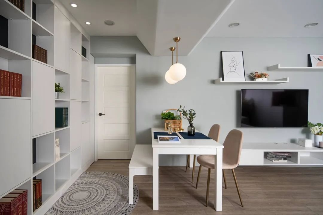 客餐厅设在同一个空间,是小户型扩大使用面积常用的方法.