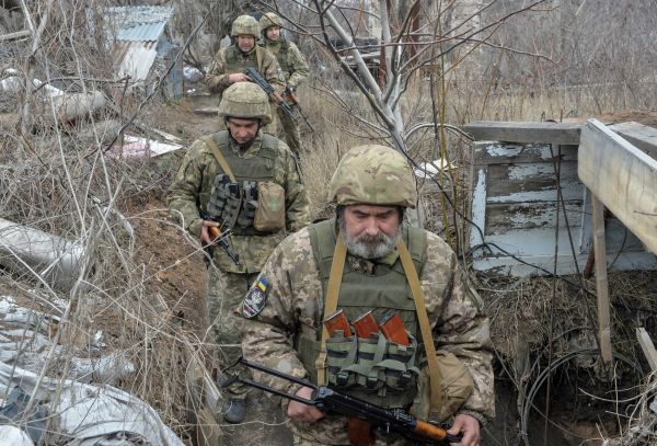 乌克兰士兵4月11日在顿涅茨克附近的前线阵地上警戒。（路透社）
