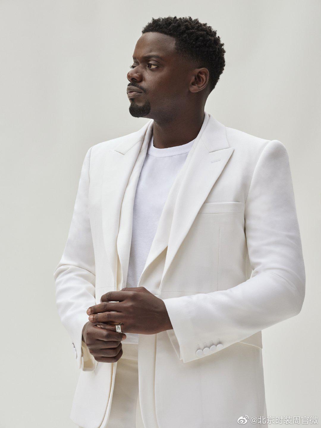 英国著名男演员丹尼尔·卡卢亚 (daniel kaluuya)身着alexander
