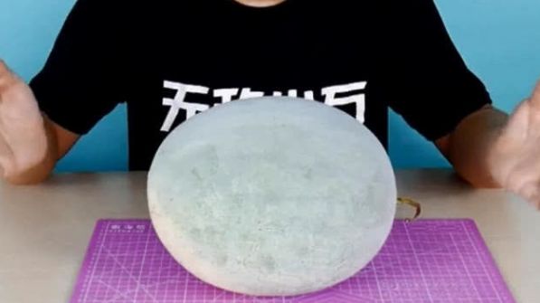 男子将西瓜冰冻了一个月,拿出来用菜刀一切,画面太美看不下去休闲区蓝鸢梦想 - Www.slyday.coM 男子将西瓜冰冻了一个月,拿出来用菜刀一切,画面太美看不下去休闲区蓝鸢梦想 - Www.slyday.coM