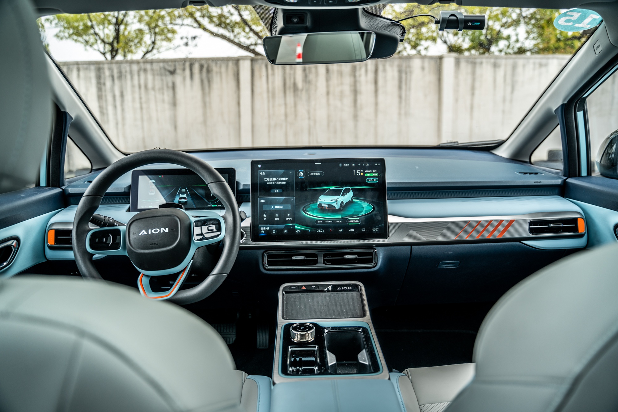 要说年轻,秀外慧中才是王道,外形过关了,内饰也必须要优秀,才是年轻人