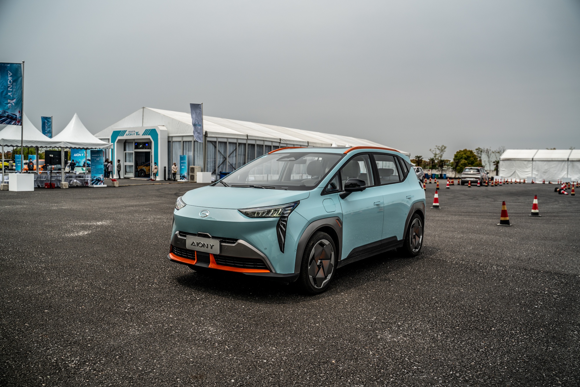 弹车试驾不说弹匣电池有一种年轻叫做广汽埃安y