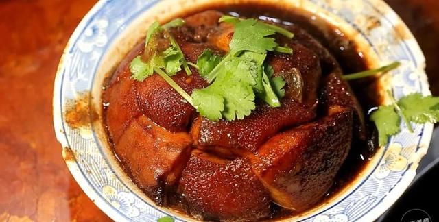 方块肉,在氤氲的热气衬托下,为扣碗又增加了一份迷人的色彩.