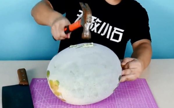 男子将西瓜冰冻了一个月,拿出来用菜刀一切,画面太美看不下去休闲区蓝鸢梦想 - Www.slyday.coM 男子将西瓜冰冻了一个月,拿出来用菜刀一切,画面太美看不下去休闲区蓝鸢梦想 - Www.slyday.coM