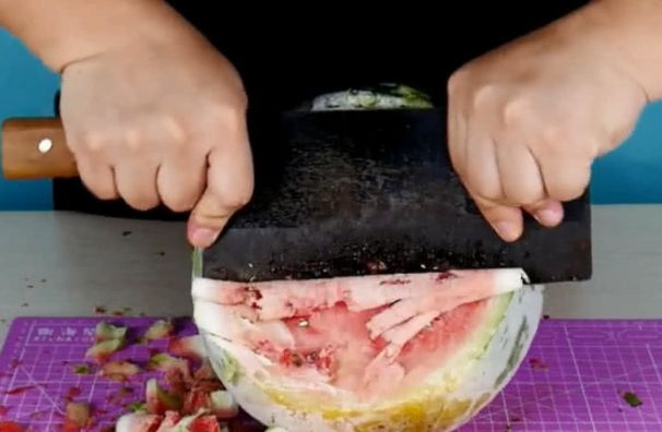 男子将西瓜冰冻了一个月,拿出来用菜刀一切,画面太美看不下去休闲区蓝鸢梦想 - Www.slyday.coM 男子将西瓜冰冻了一个月,拿出来用菜刀一切,画面太美看不下去休闲区蓝鸢梦想 - Www.slyday.coM