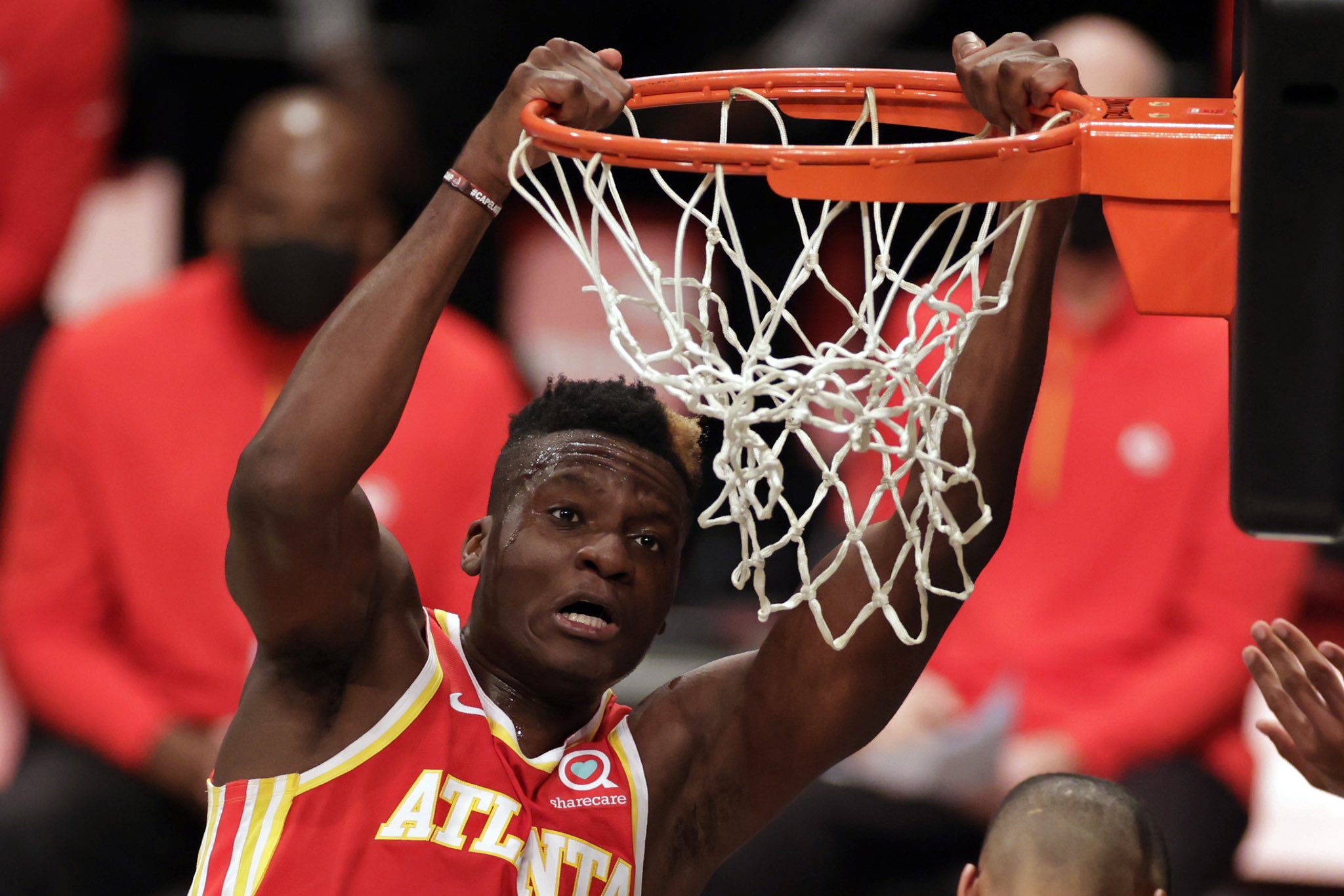 赛后,老鹰球员克林特-卡佩拉接受了媒体采访.