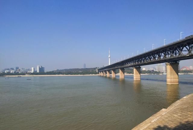 武汉长沙gdp_这些中部城市,为何渐渐“火”了起来(2)